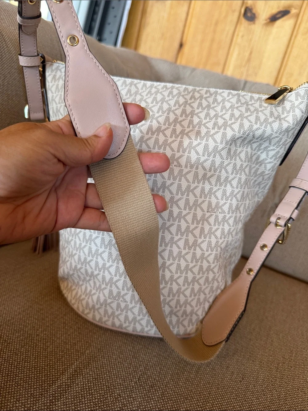 BNWT Michael Kors Cream & Pink Signature Stripe Bucket Shoulder Bag